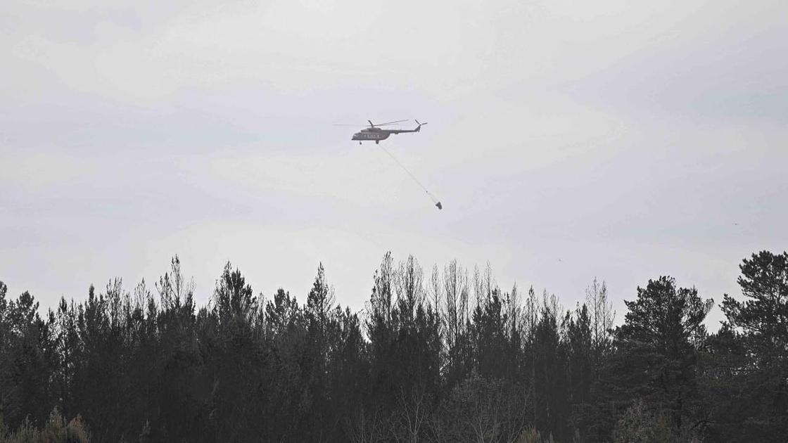Вертолет сливает воду на очаги возгорания