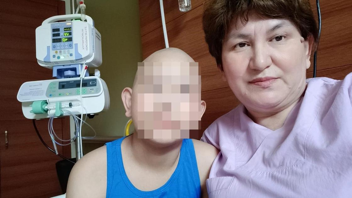 Мальчик фотографируется с мамой в больнице