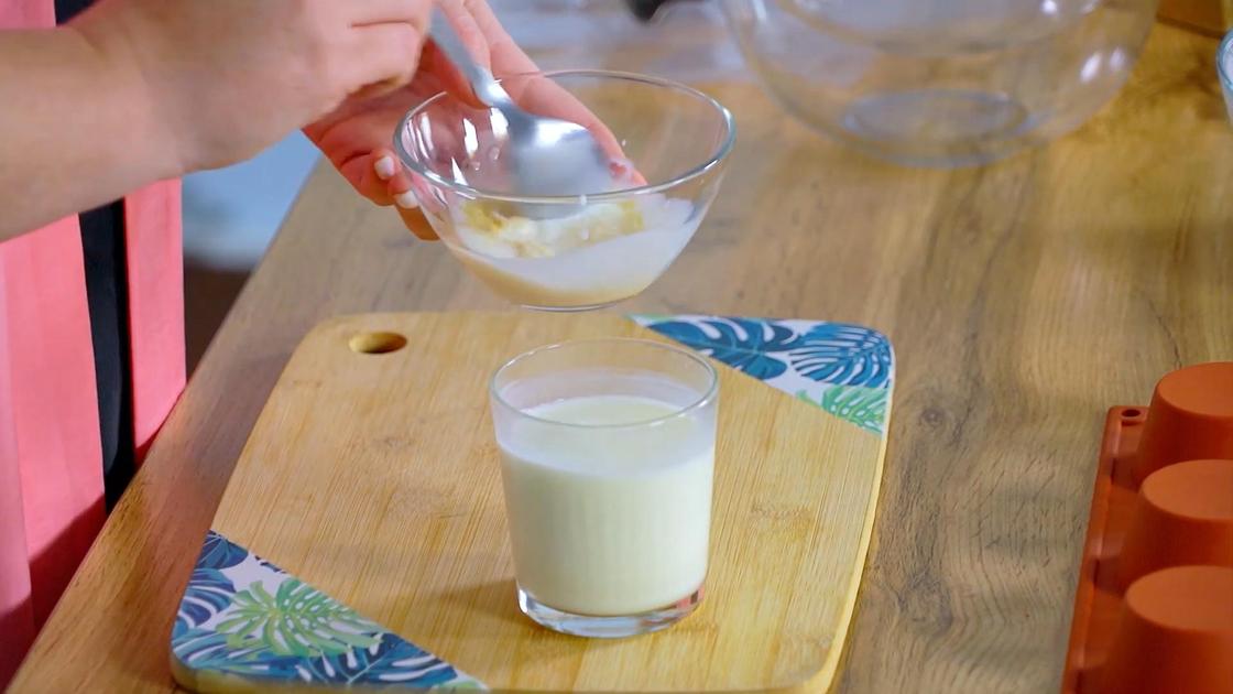Желатин размешивают ложкой в пиале с молоком