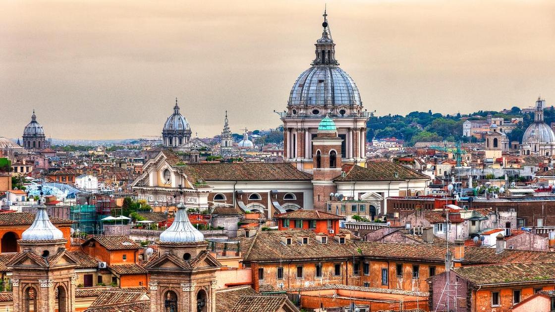 Снимок Рима с высоты птичьего полета. Крыши домов и вид на Сан Карло Аль Корсо