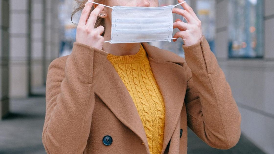 Бетперде тағайын деп жатқан қыз