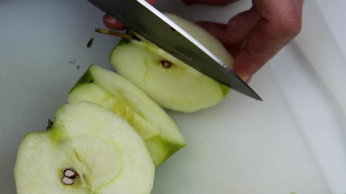 Нарежьте яблоки дольками