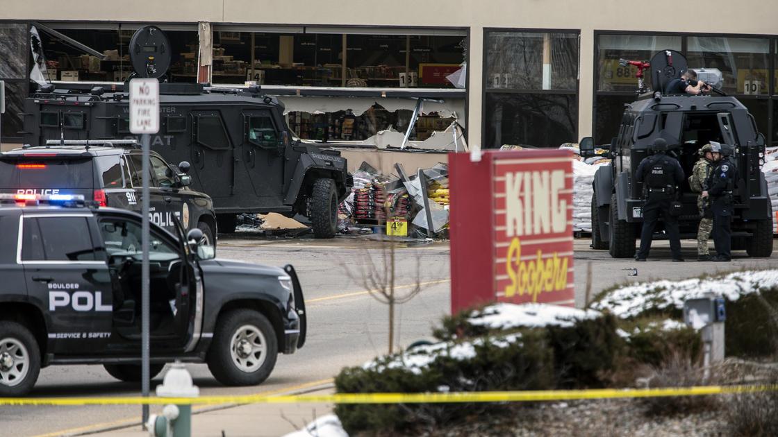 Полицейское оцепление возле супермаркета в Боулдере, Колорадо