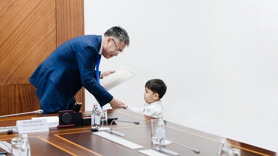 Динмухаммед Жумажан получает благодарственное письмо от Токаева