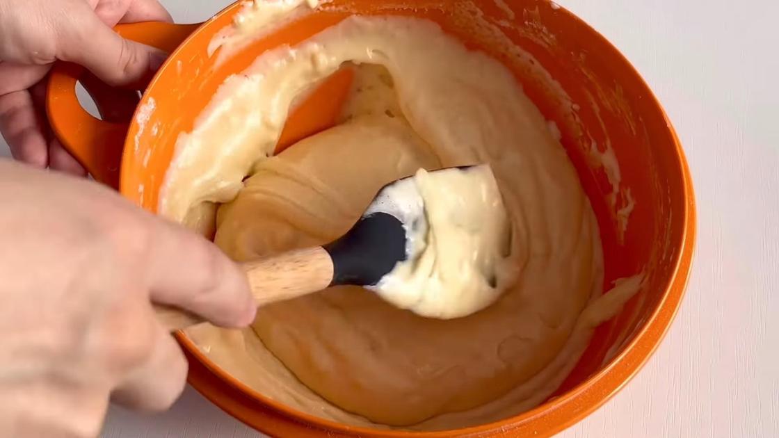 В миске перемешивают тесто кулинарной лопаткой