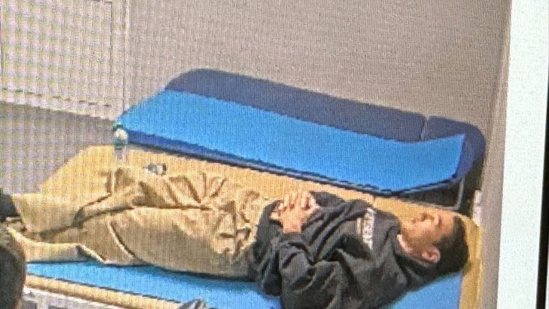 Нурлан Сабуров в аэропорту