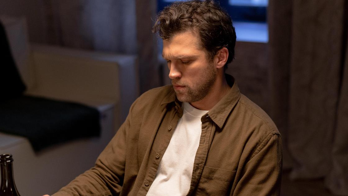 Мужчина за столом