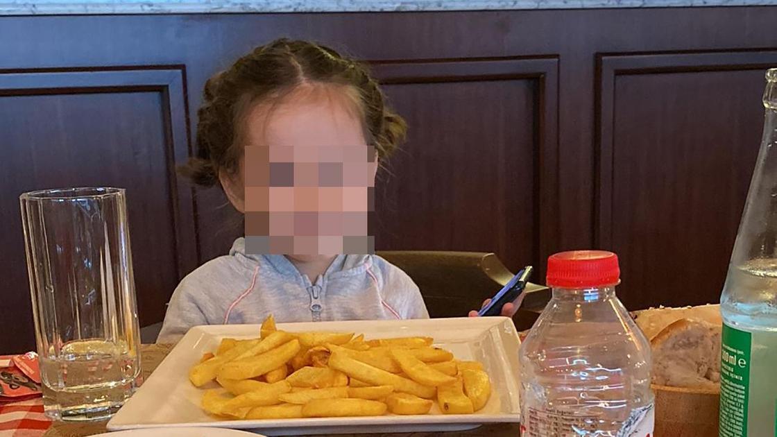 Девочка сидит за столом Девочка сидит за столом