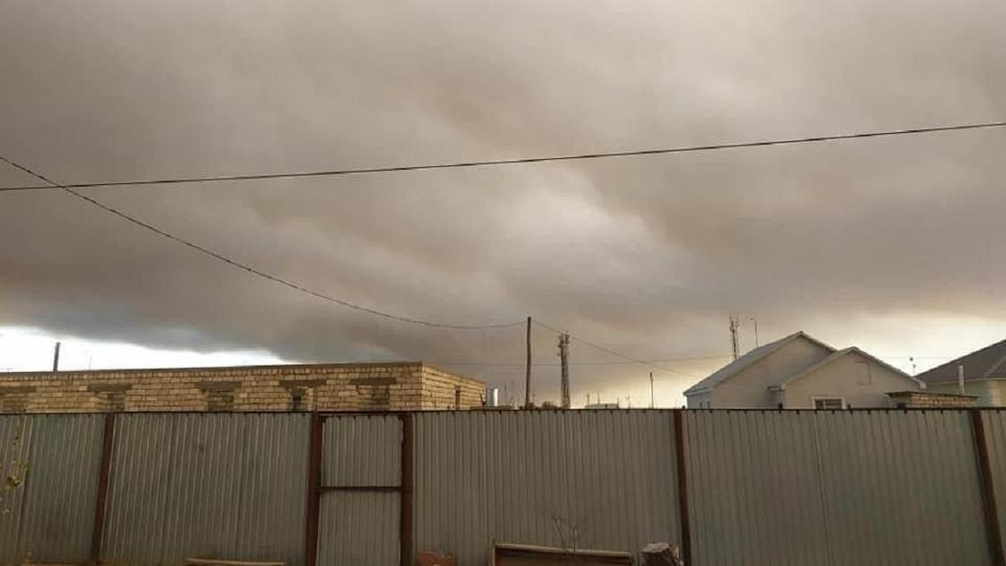 Небо заволокло дымом от пожара на побережье Каспия
