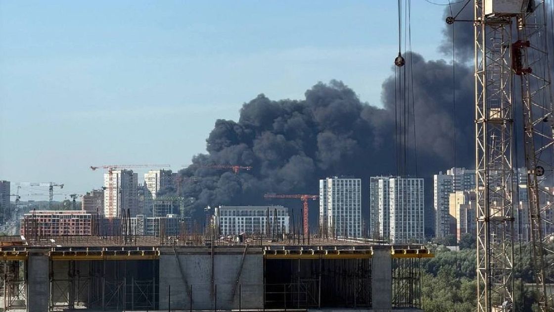 Пожар на стройке в Омске