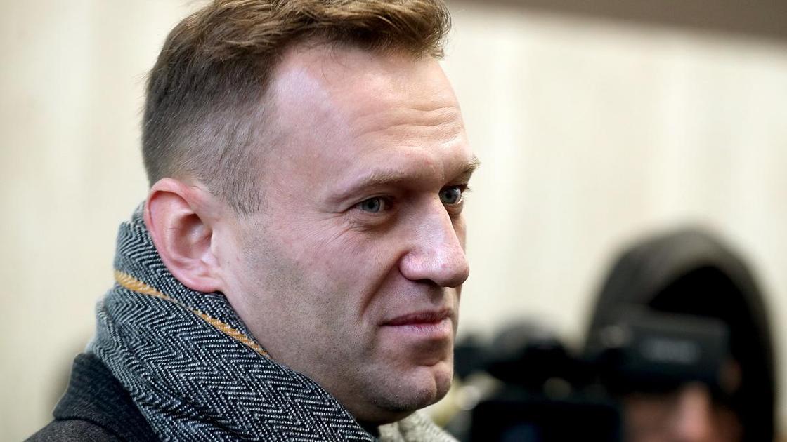 Алексей Навальный в сером шарфе Алексей Навальный в сером шарфе