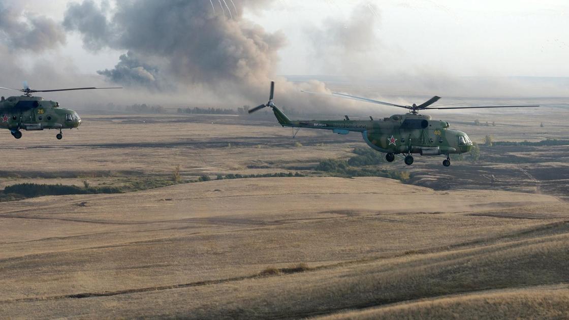 Военные учения. Вертолет. Фото kremlin.ru