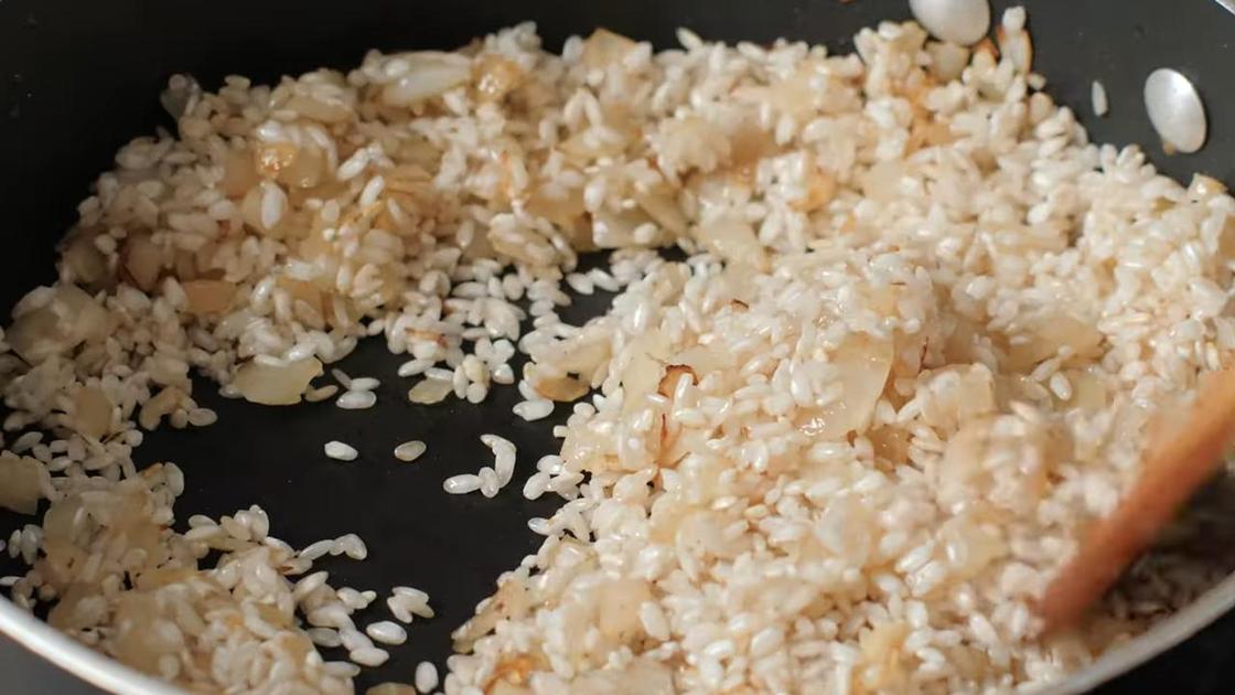 На сковороде рис арборио с жареным луком