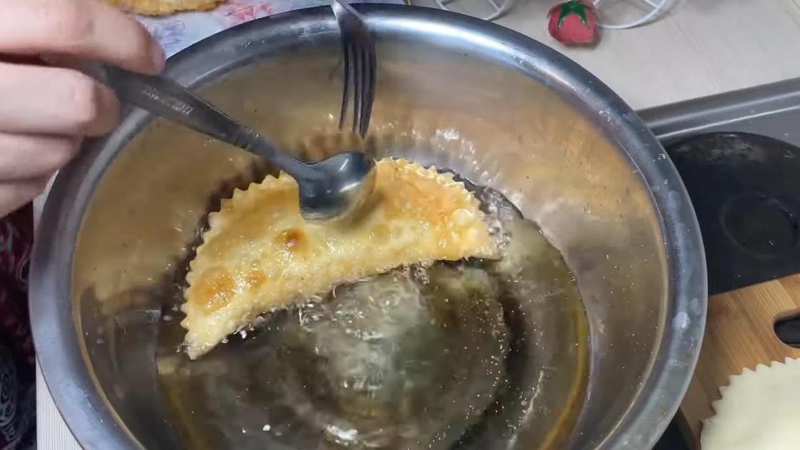 Чебуреки в сковороде с раскаленным маслом