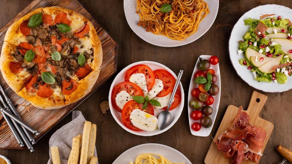 Стол сервирован блюдами итальянской кухни