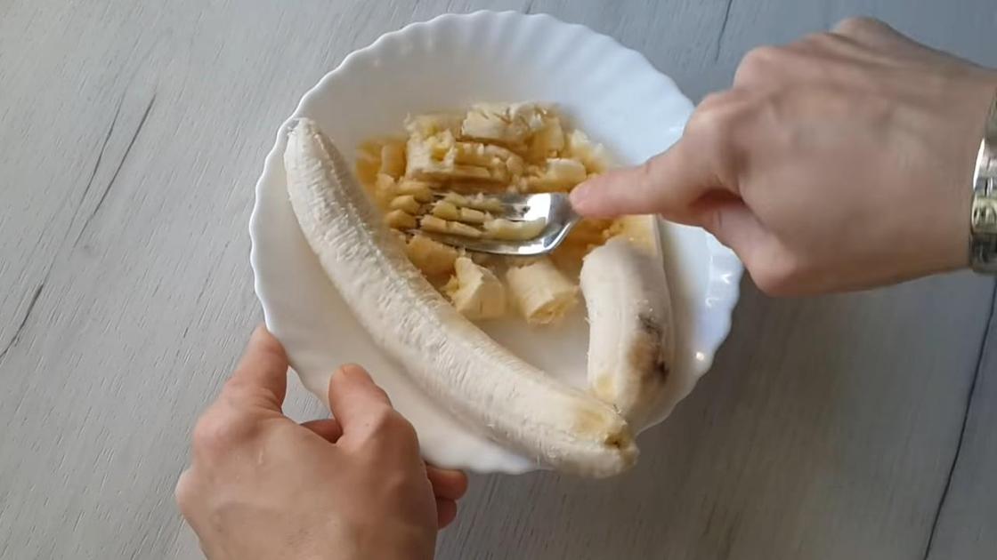 Бананы разминают вилкой на тарелке