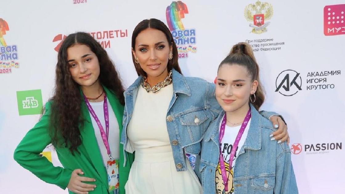 Алсу с дочерьми