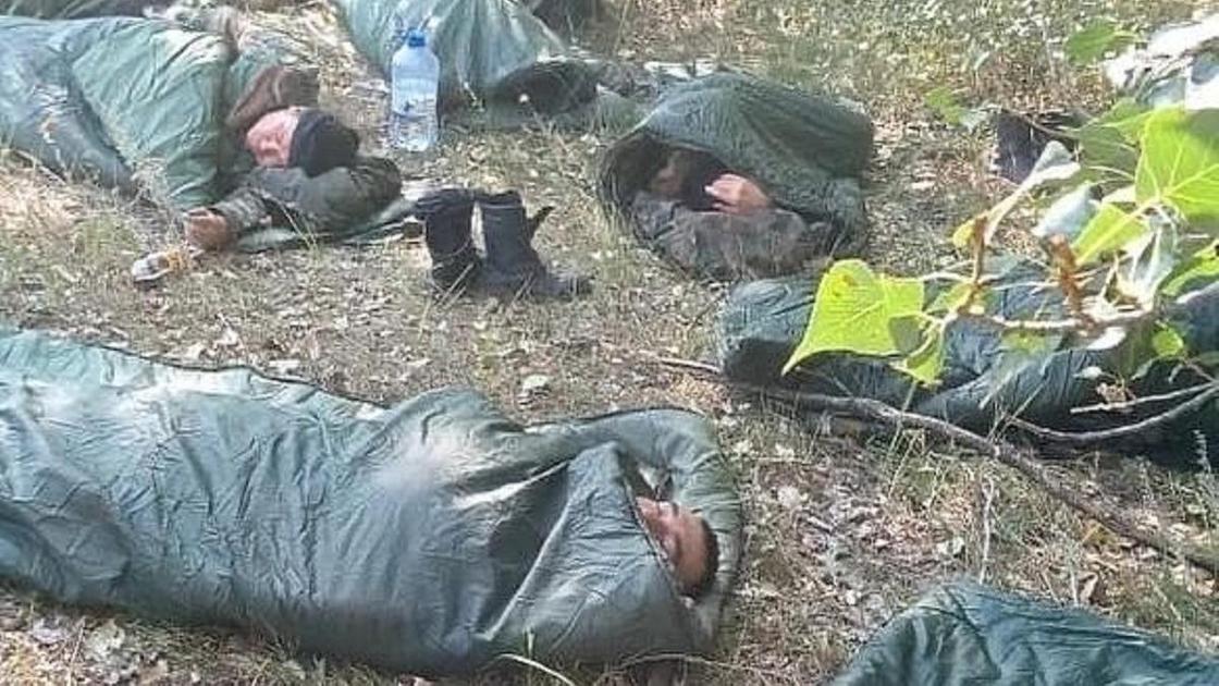 Пожарные спят на земле в Костанайской области