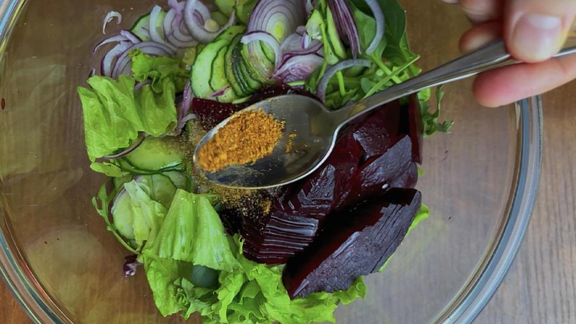 В салат из лука, свеклы, огурцов и зелени добавляют паприку