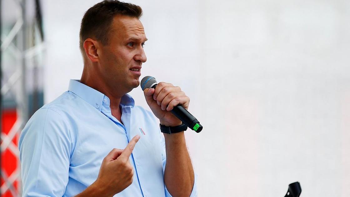 Алексей Навальный выступает на сцене