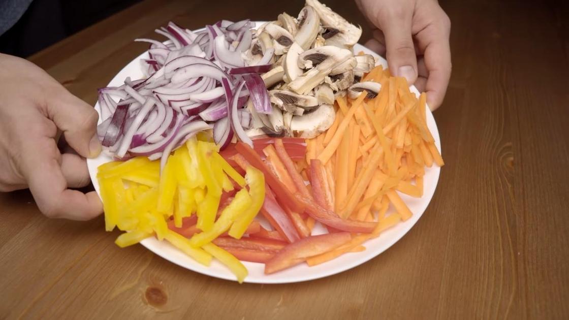 Овощи нарезанные на тарелке