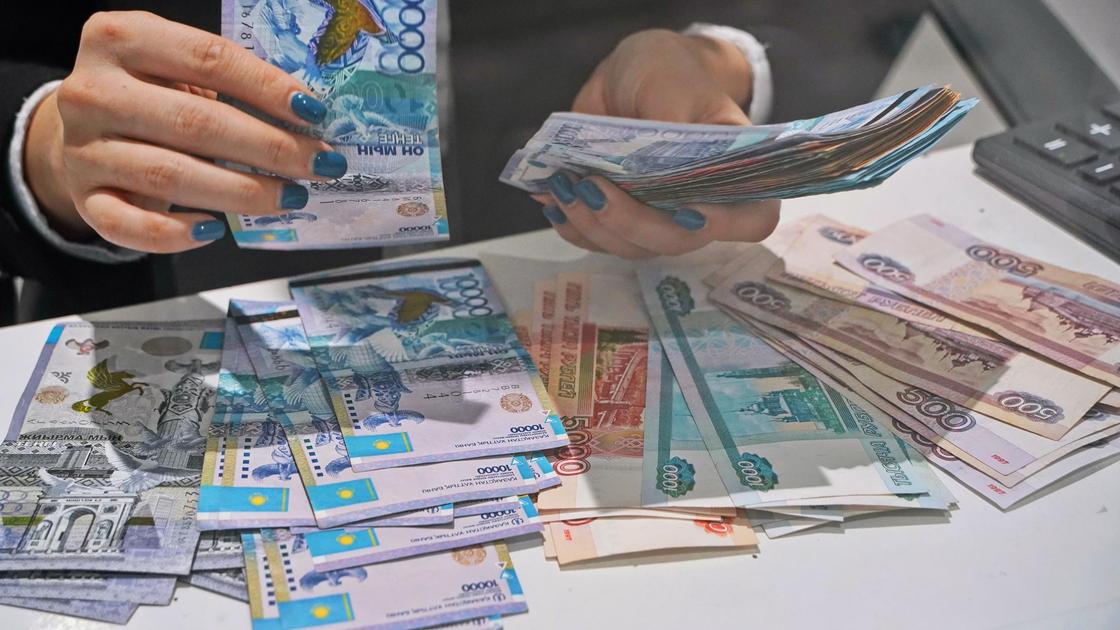 ақша санап отырған қызметкер