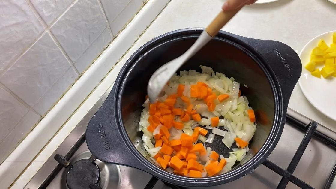 Морковь с луком в кастрюле