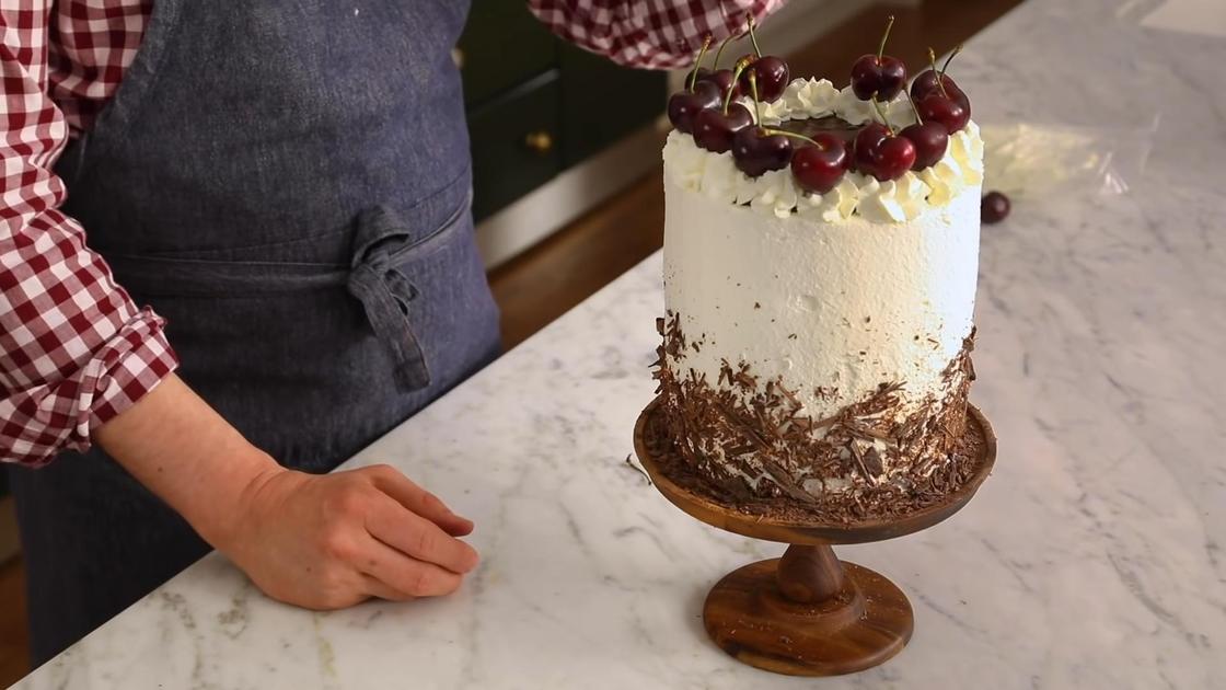 Декор для торта в виде крема, шоколада и ягод