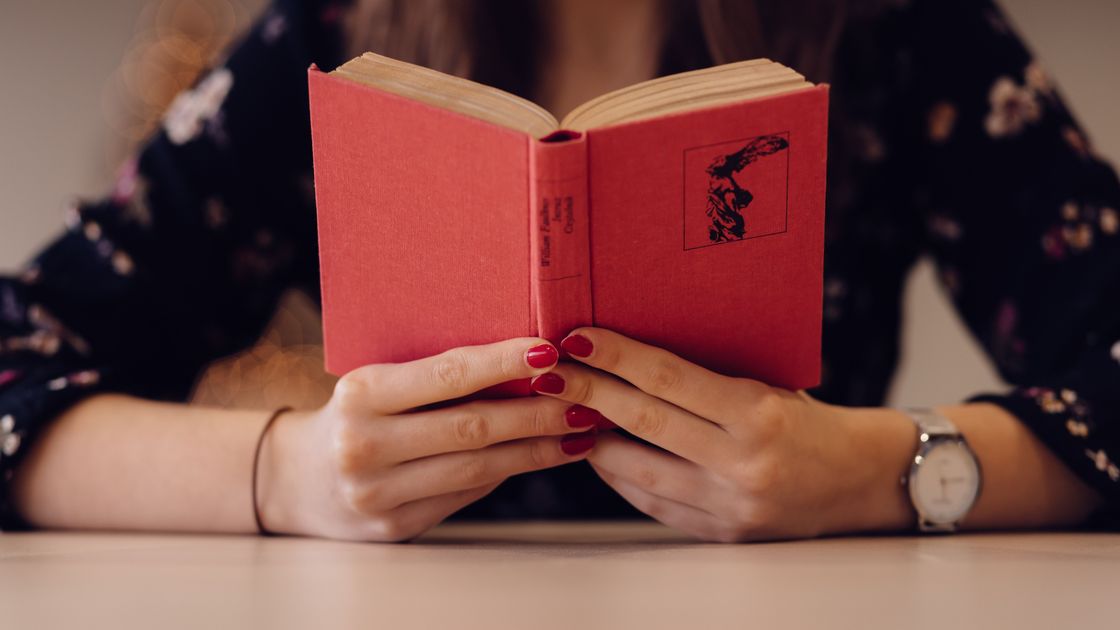 Девушка читает книгу