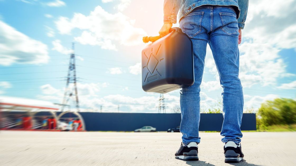 Мужчина с канистрой