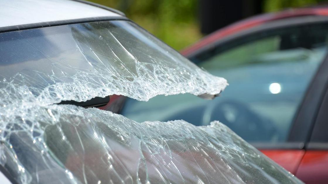 Лобовое стекло машины разбили