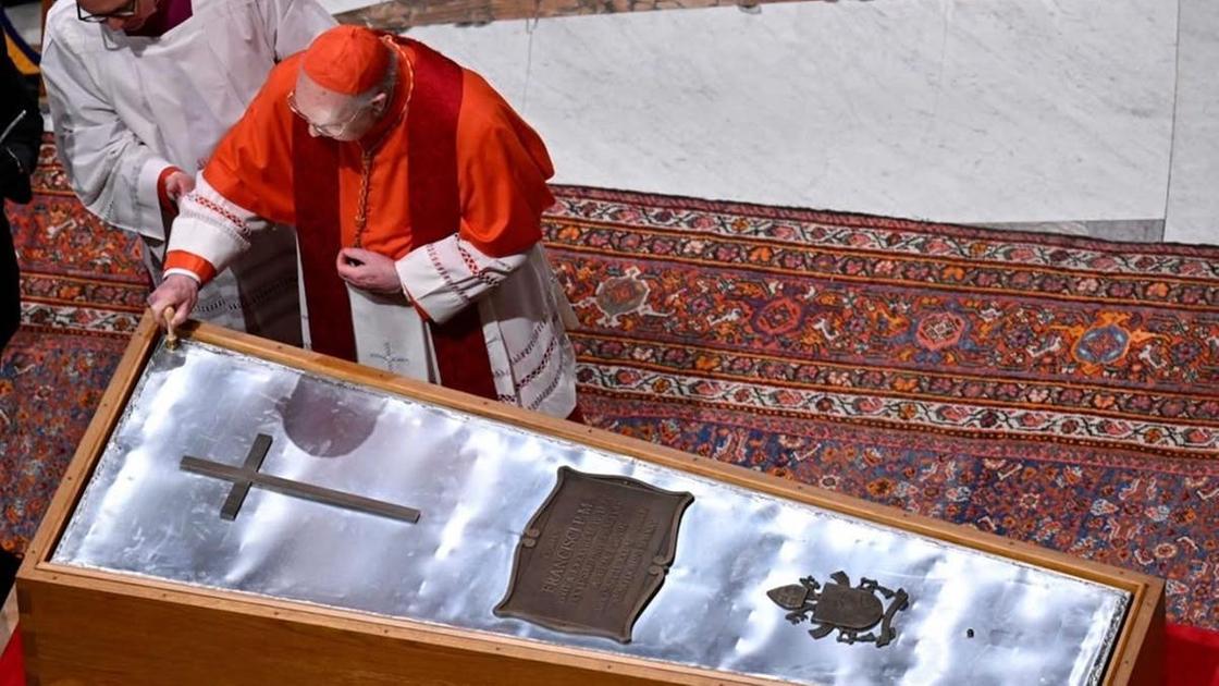 Церемония закрытия гроба Папы Римского Франциска