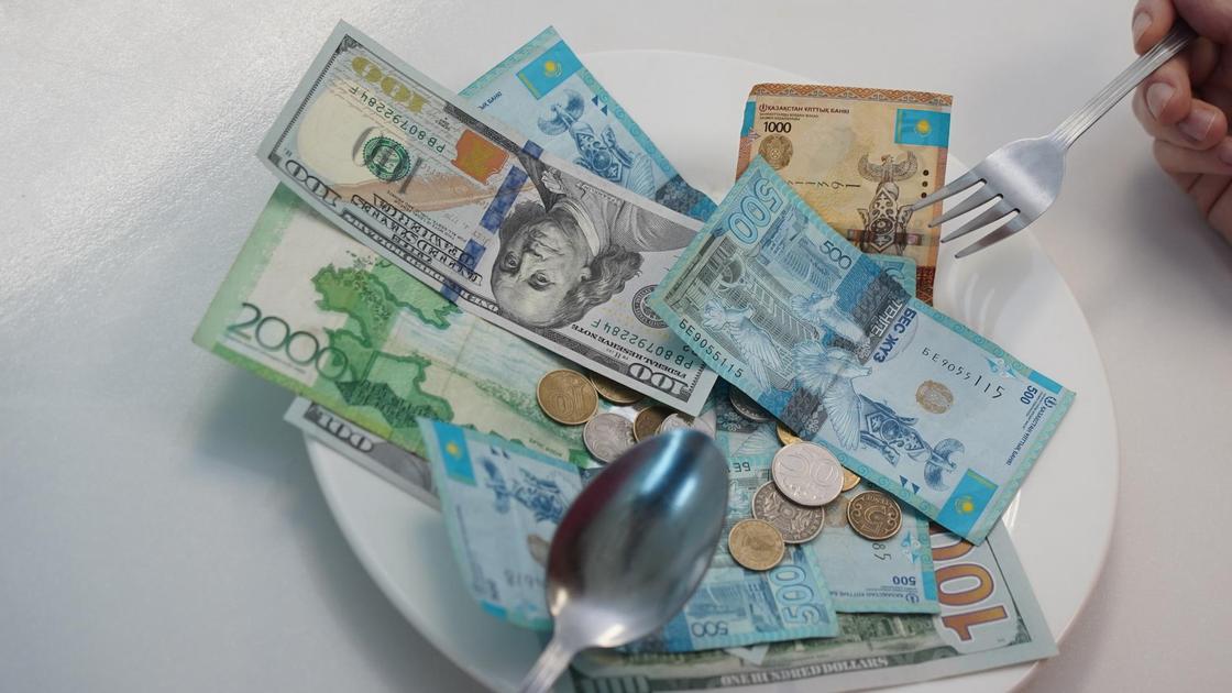 Деньги в тарелке.