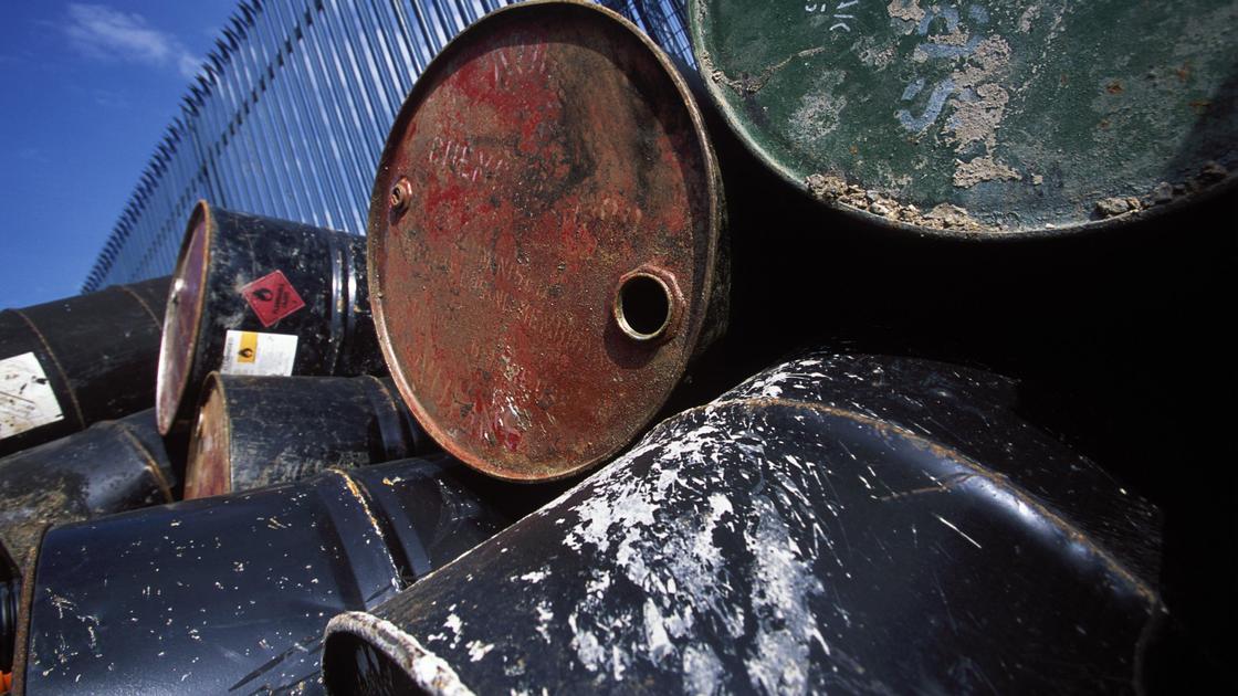 Выброшенные бочки из-под нефти Выброшенные бочки из-под нефти