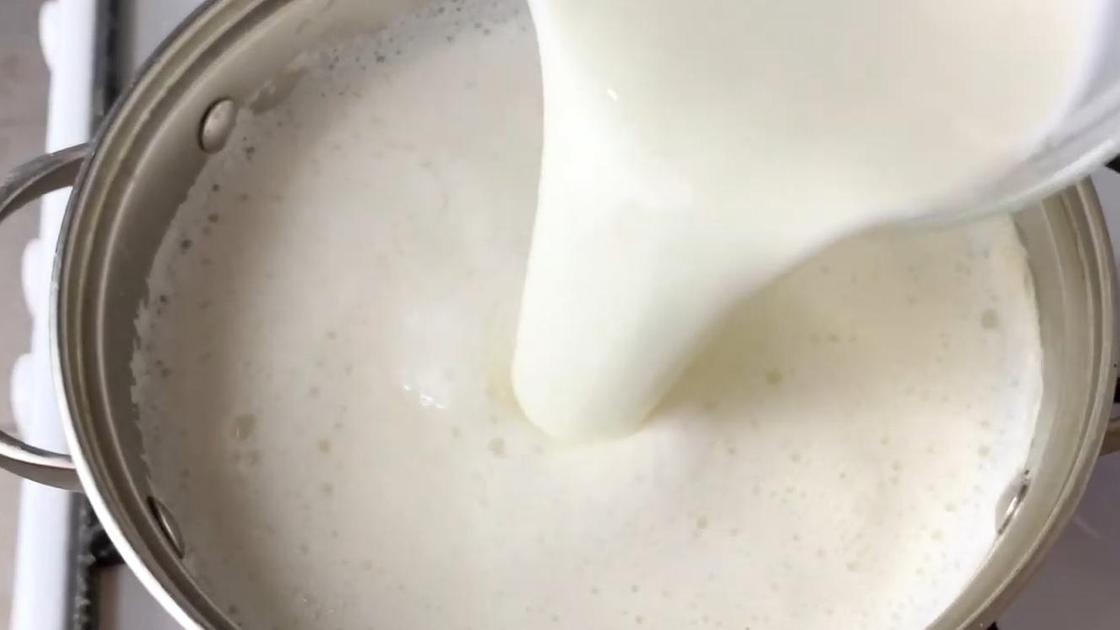 Кефир добавляют в молоко