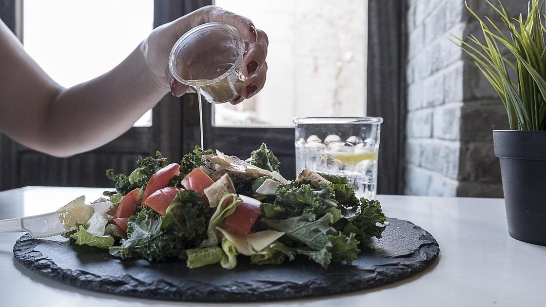Тарелка с салатом стоит на столе