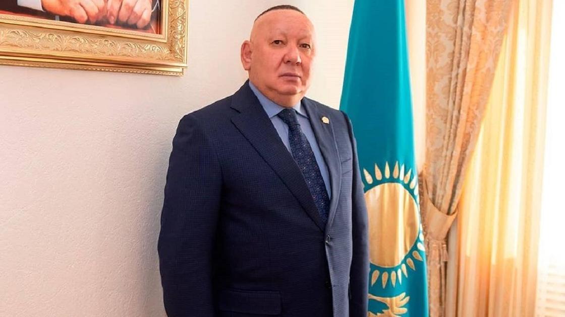 Бахытжан Гаязов стоит в кабинете