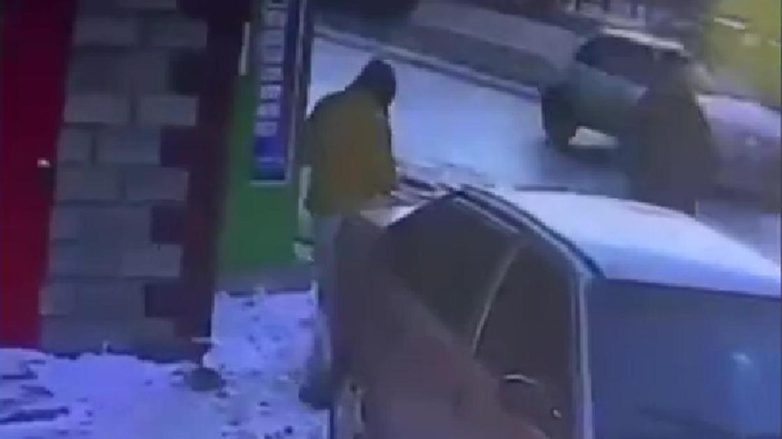 Мужчина расклеивает наклейки