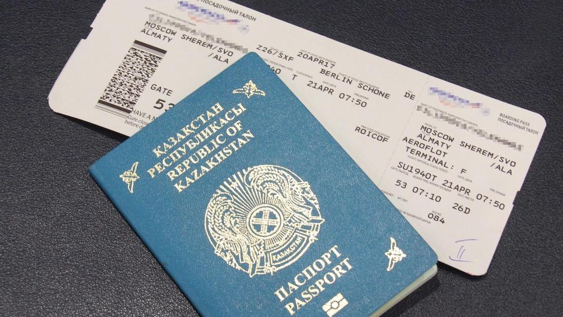 Паспорт с авиабилетом лежит на столе
