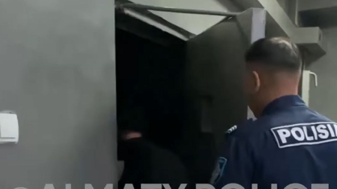 Мужчину ведут в камеру