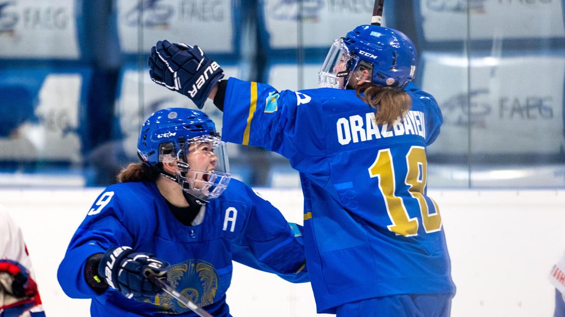 Казахстанские хоккеистки Дария Молдабай и Анастасия Оразбаева