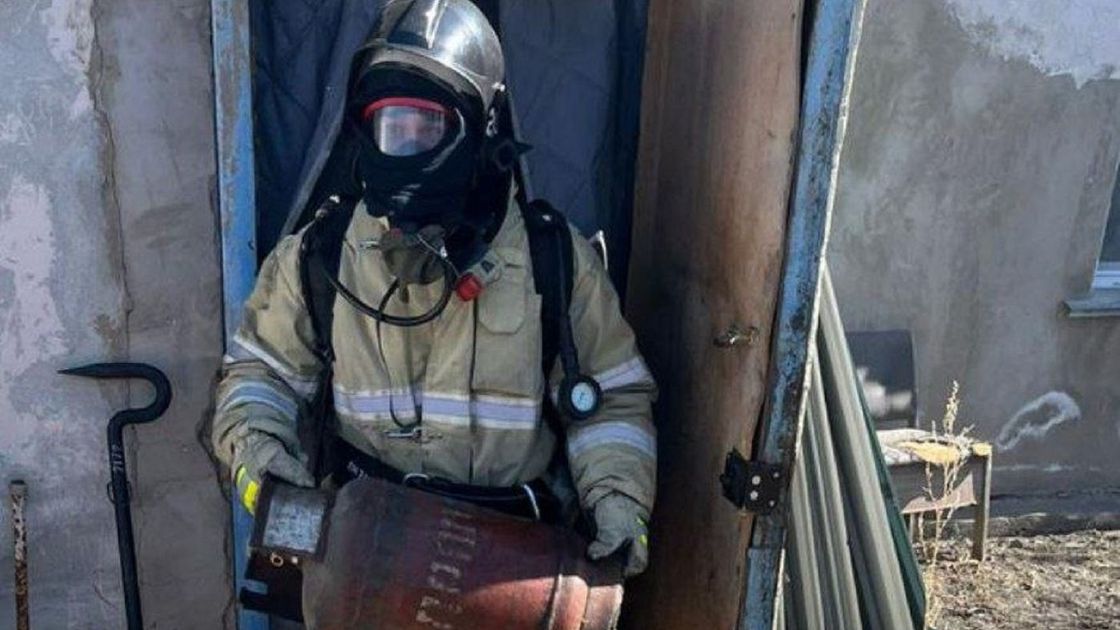 Пожарный вынес газовый баллон