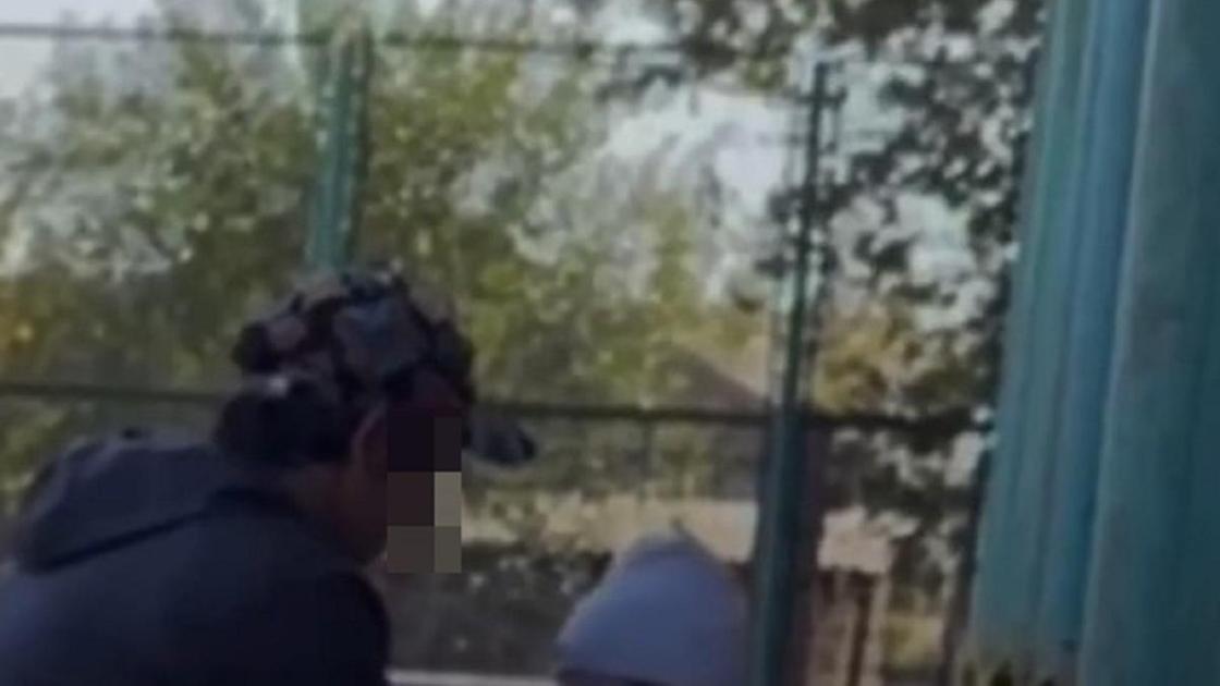 Мужчина дает покурить дочери