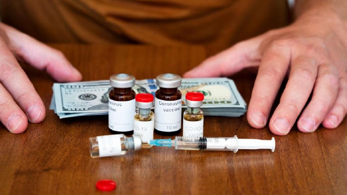 Шприц, вакцина и тысячи долларов