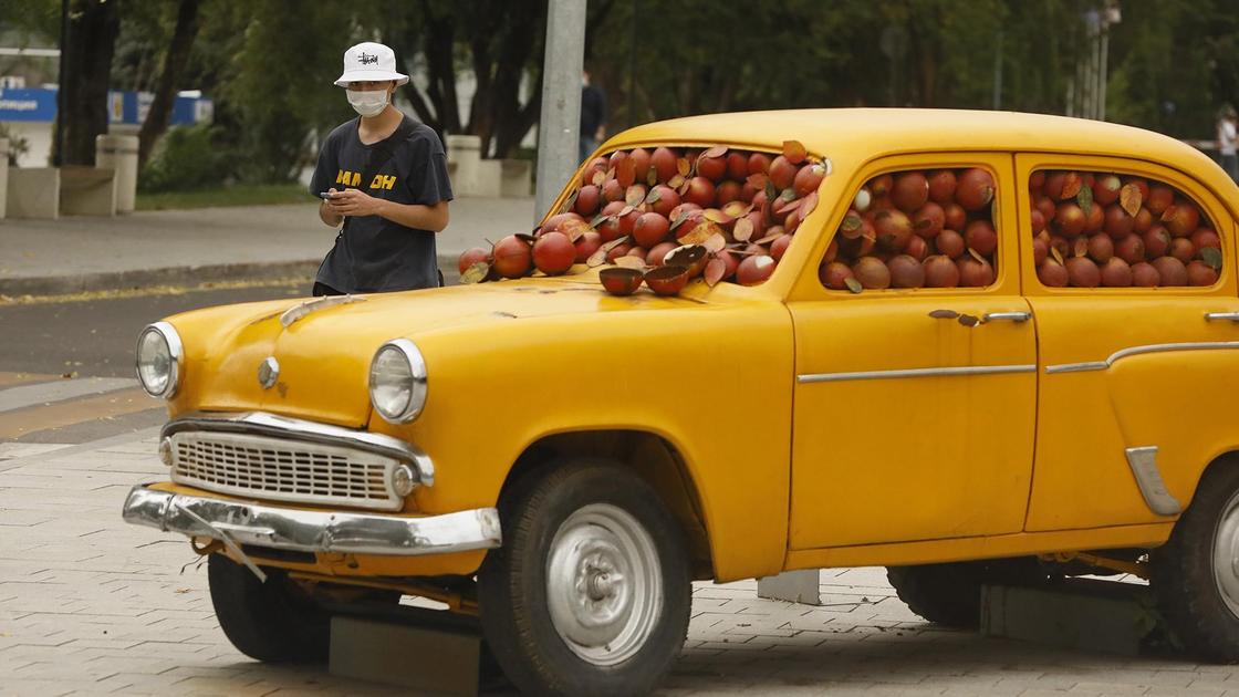 Машина с яблоками стоит на улице
