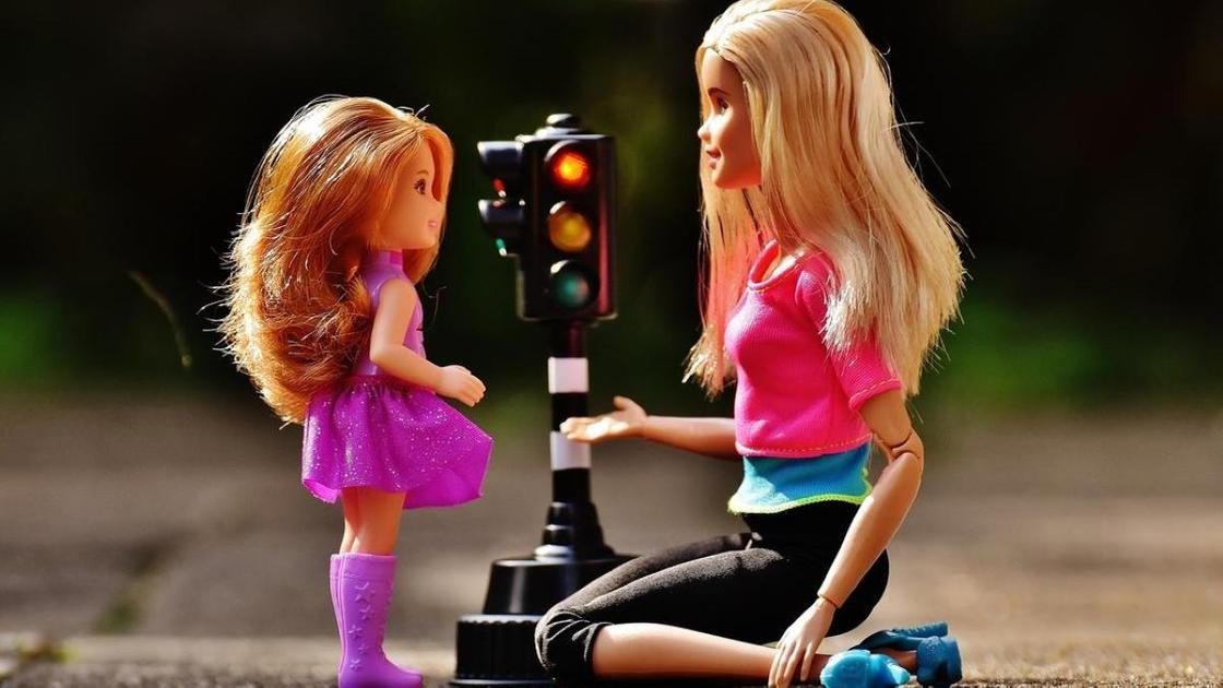 Куклы Барби у светофора