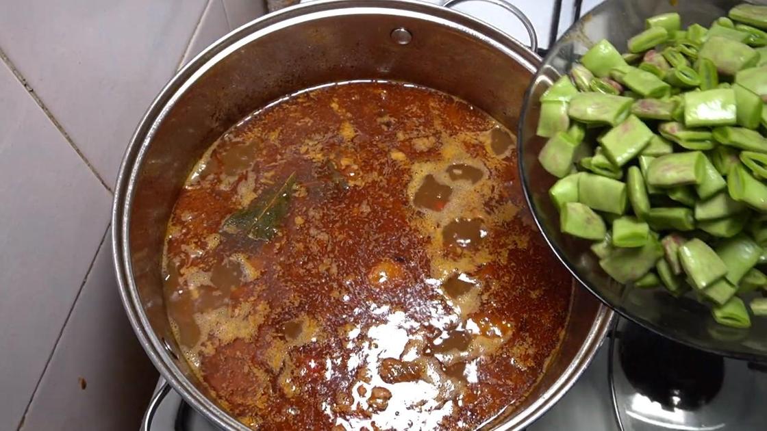 Зеленая фасоль кладется в суп сразу вместе с картофелем