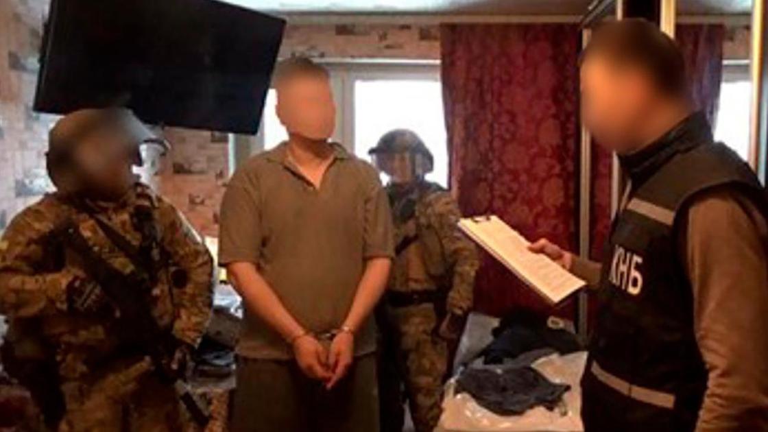 Задержанный и сотрудники КНБ Казахстана