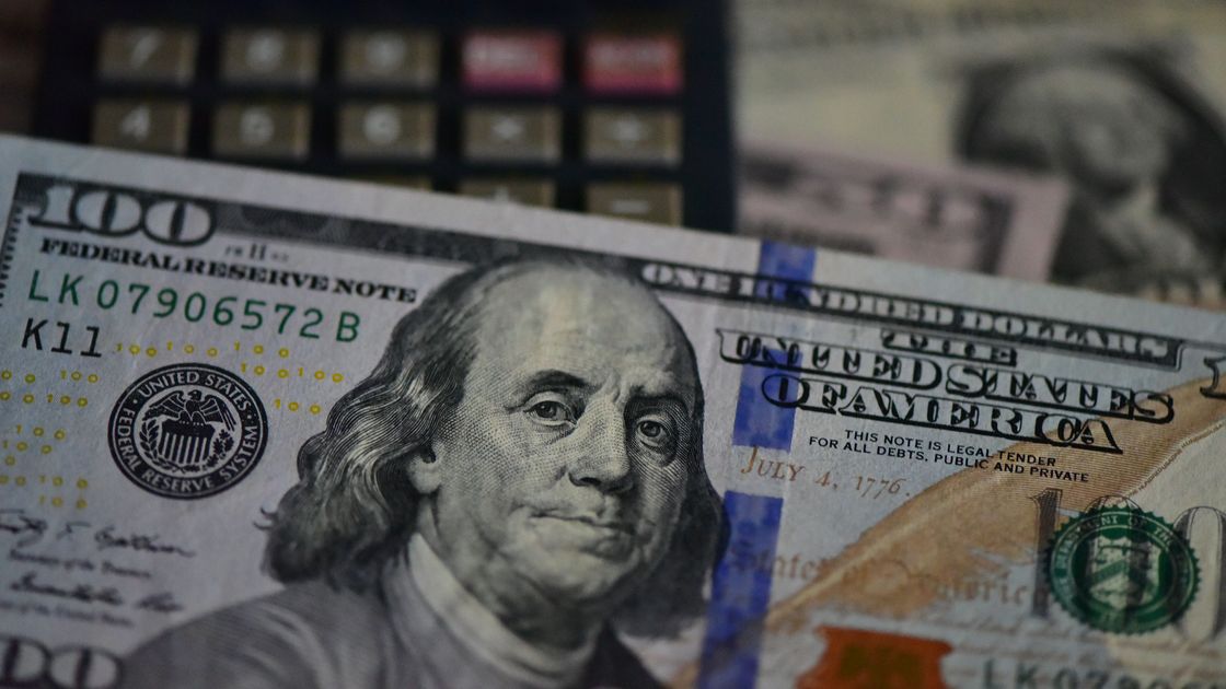 Доллар лежит на калькуляторе