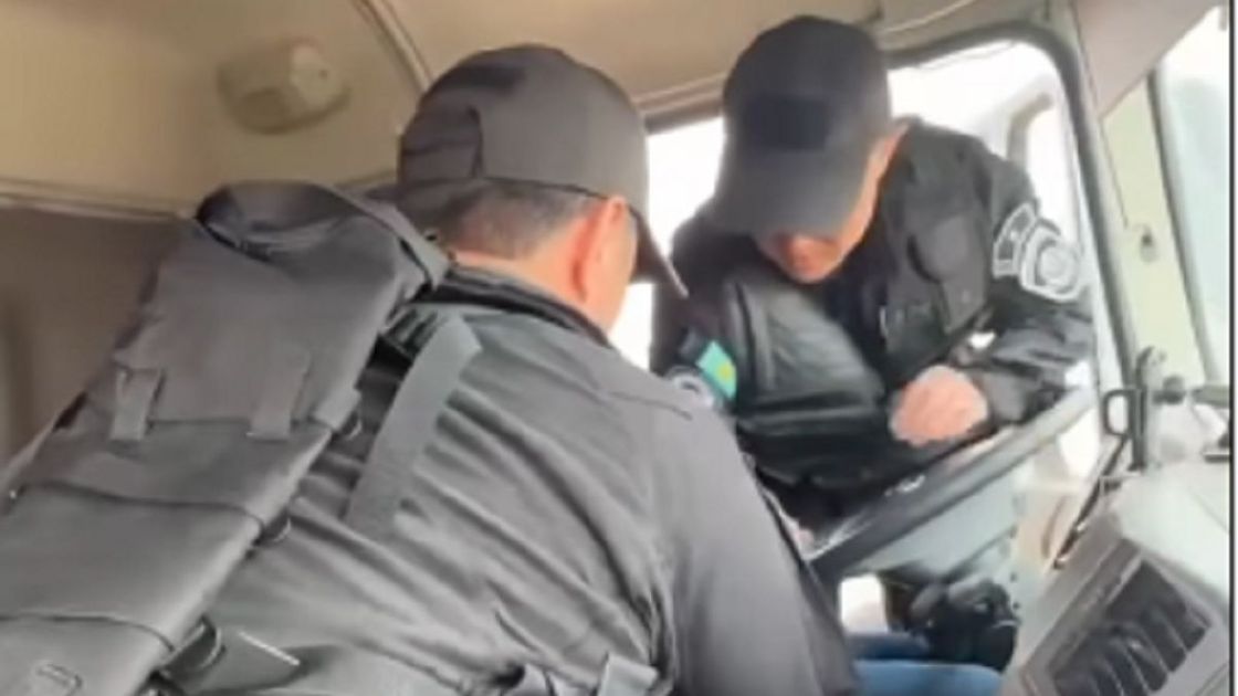 Сотрудники СОБР спасают мужчину